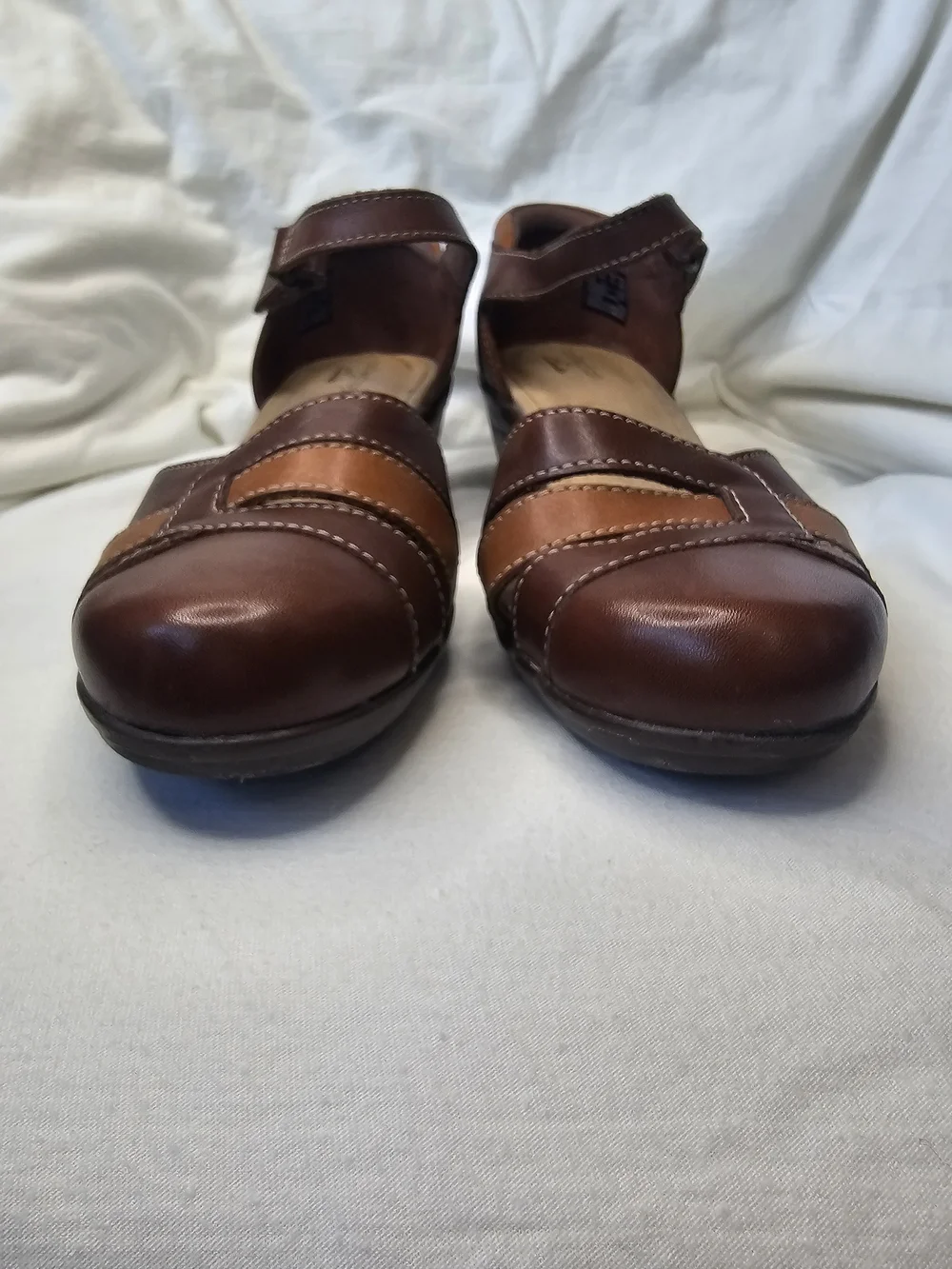 Clarks Emily Daisy Heels Two-tone Dark Tan Leather Design Low Heel Ankle Strap